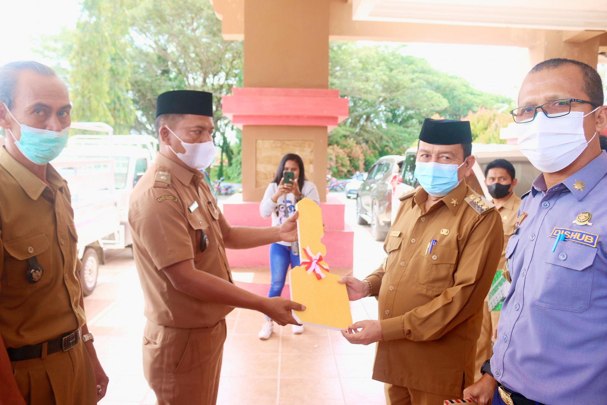 Bupati Pasangkayu Serahkan Bantuan 4 Mobil dalam Rangka Transformasi Pedesaan